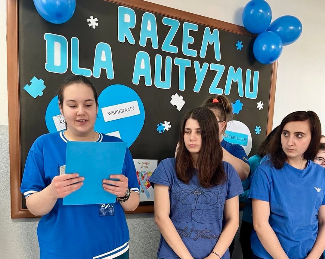 Światowy Dzień Świadomości Autyzmu | Dziewczyny ubrane na niebiesko, jedna z nich czyta.jpg