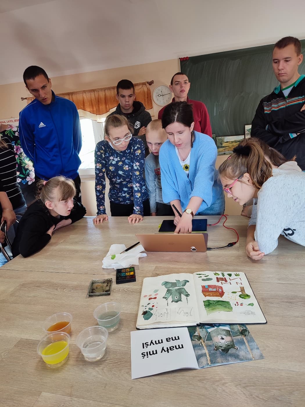 W świecie sztuki | Nauczyciel pokazuje coś uczniom na komoputerze .jpg