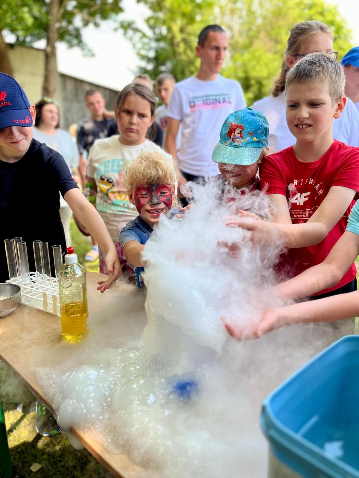 Piknik rodzinny | GŁÓWNE_Dzieci łapią dym.jpg