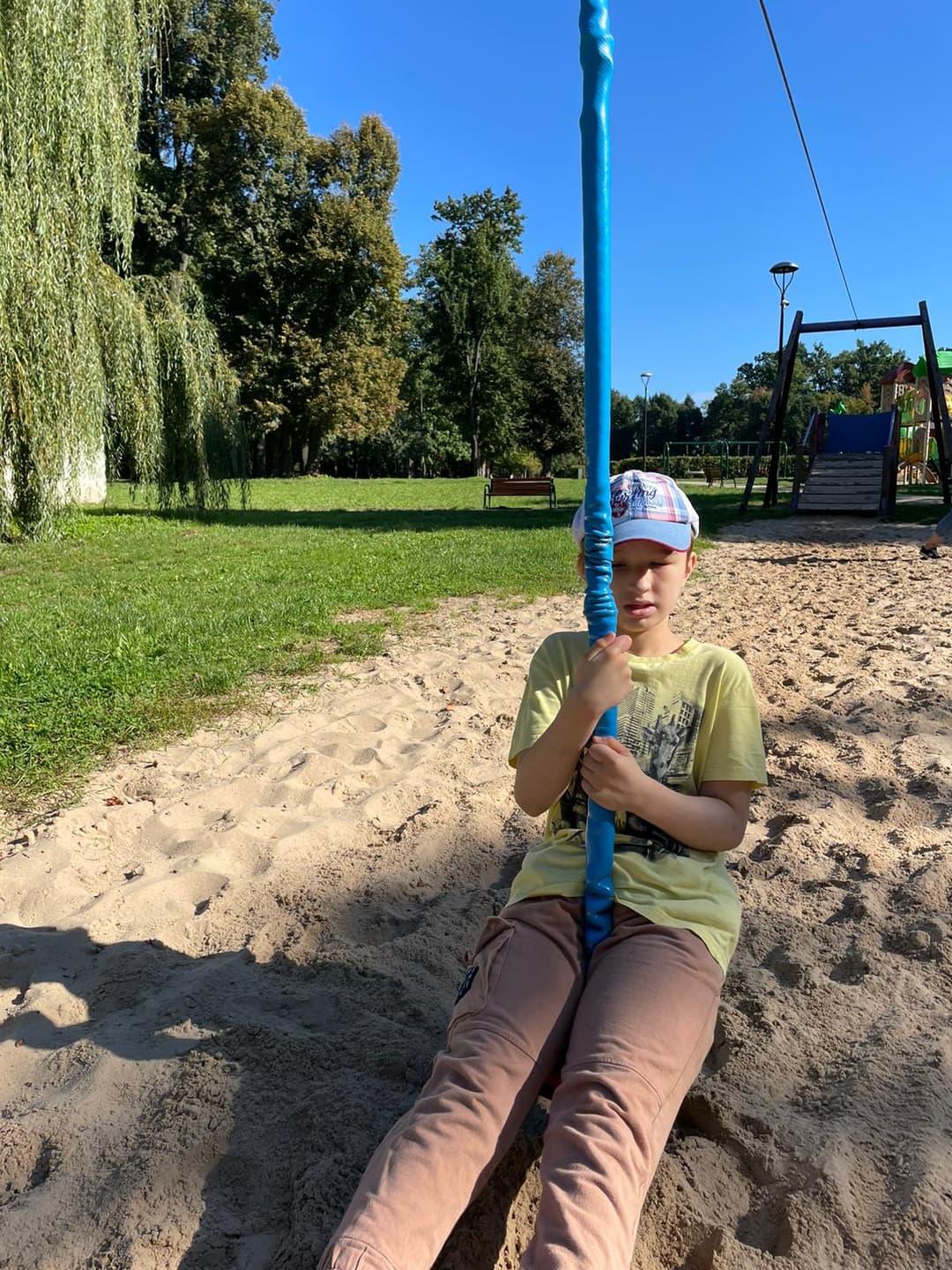 Spacer po parku w poszukiwaniu jesieni | Chlopiec zjeżdza na rolce w parku_.jpg
