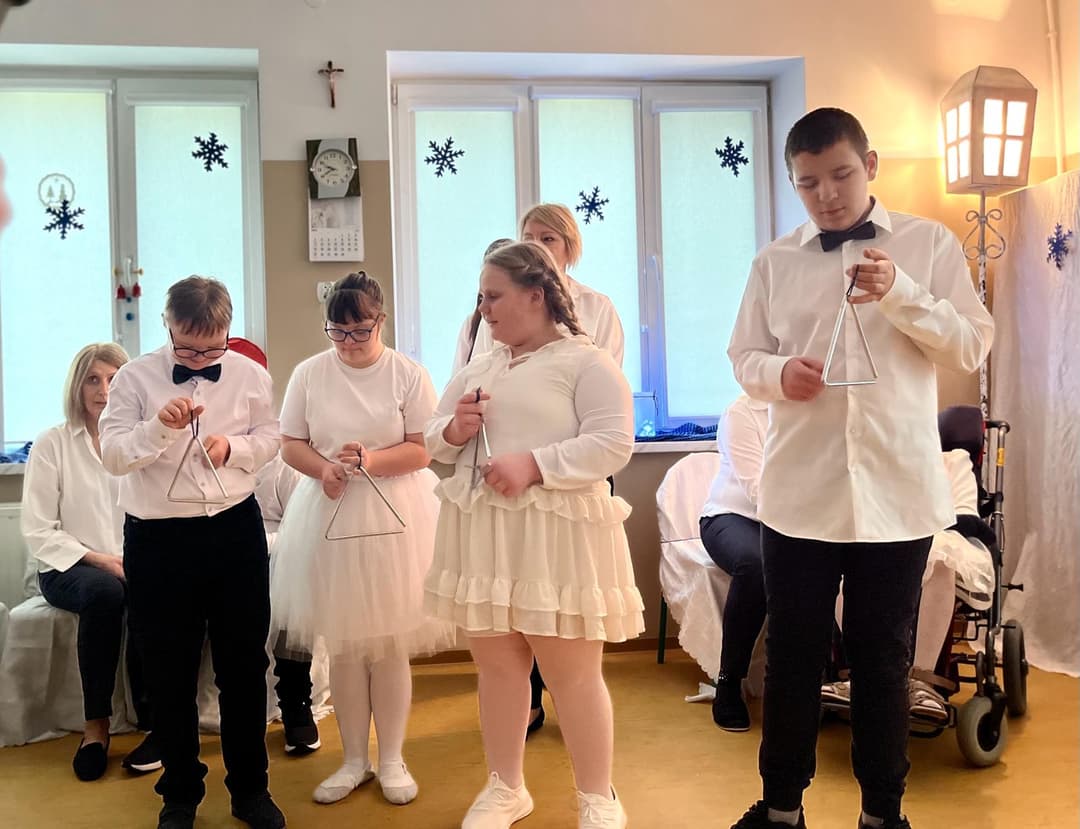 Między światłem, a ruchem… | Uczniowie grają na trójkatach.jpg
