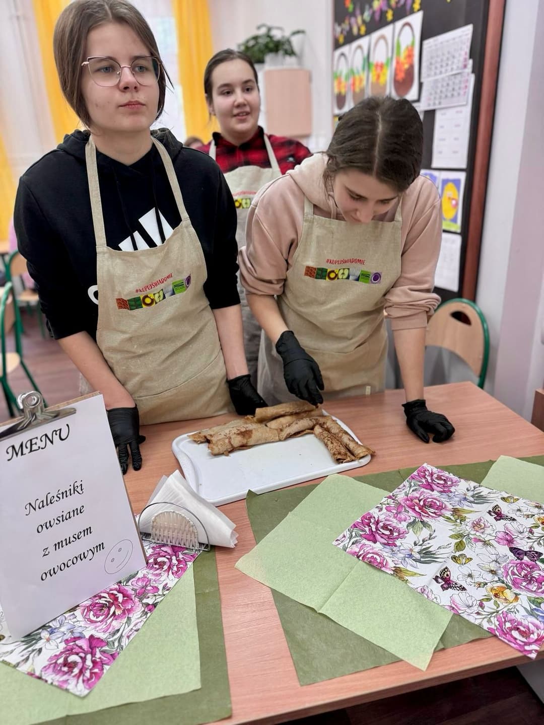 Bistro po zdrowie  | Dwie dziewczyny w fartuchach przyjmują zamówienie.jpg