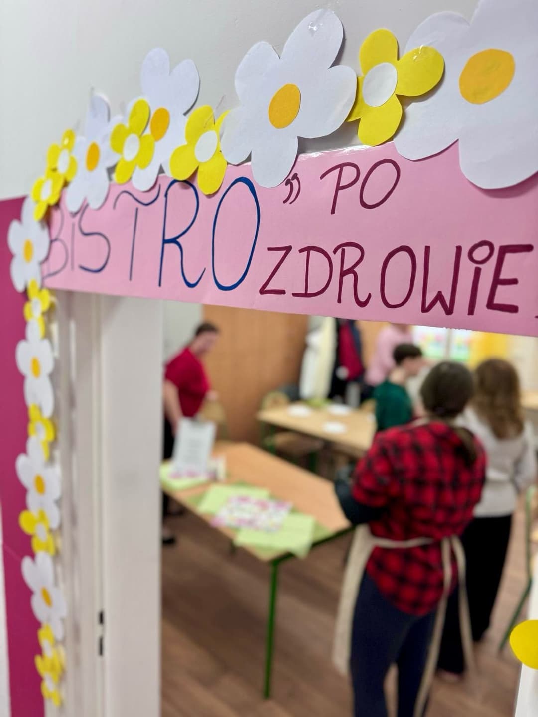 Bistro po zdrowie  | Różowy napis na drzwiach klasowych.jpg