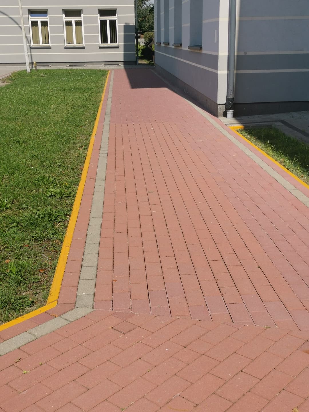 „Przyjazna przystań” | czerwony chodnik z żółtym krawężnikiem.jpg
