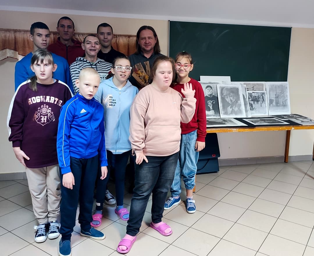 W świecie sztuki | Uczniowie pozują do zdjecia z fotografem.jpg