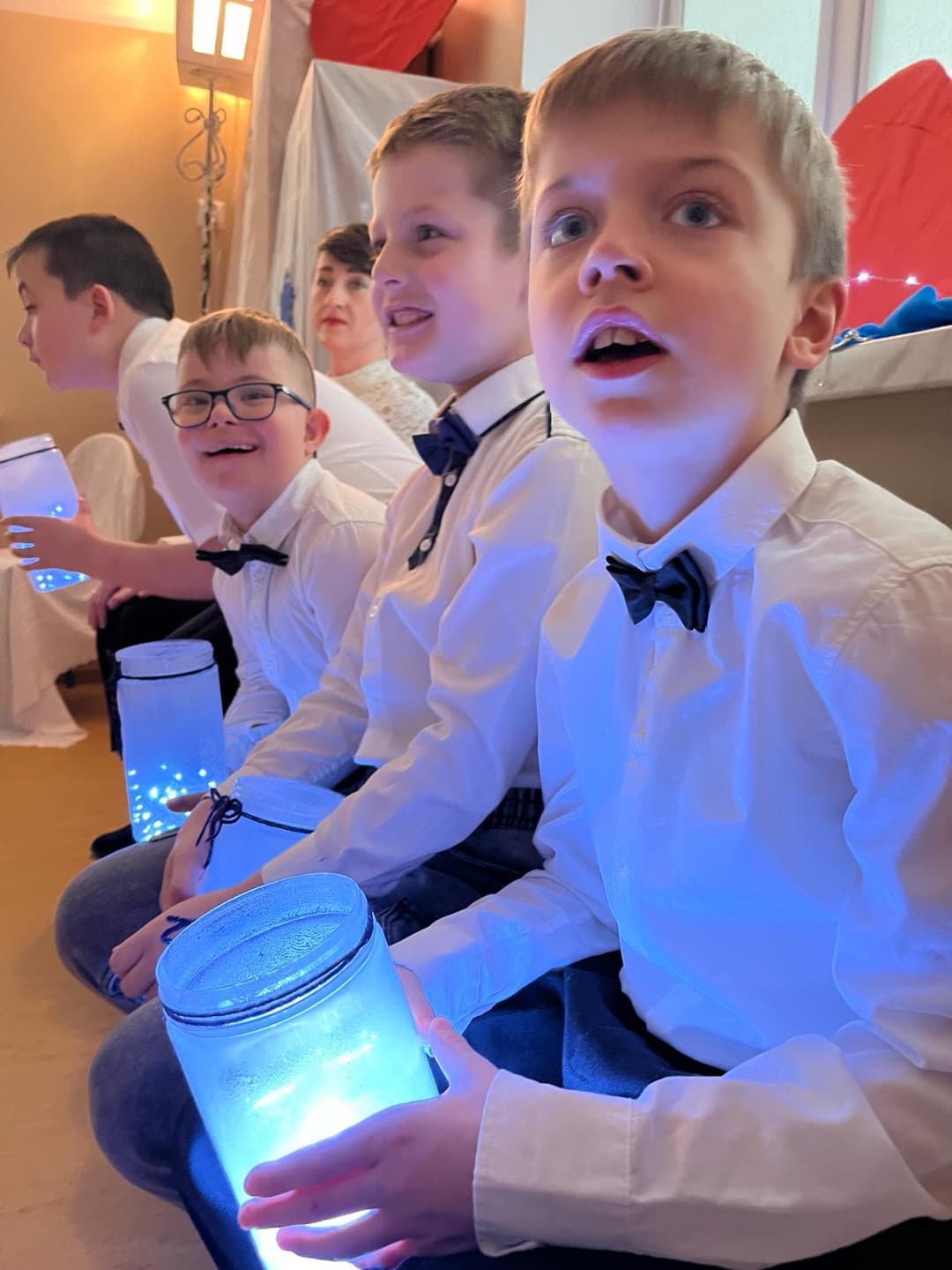 Między światłem, a ruchem… | Chłopcy siedzą na ławeczce z lampionami.jpg
