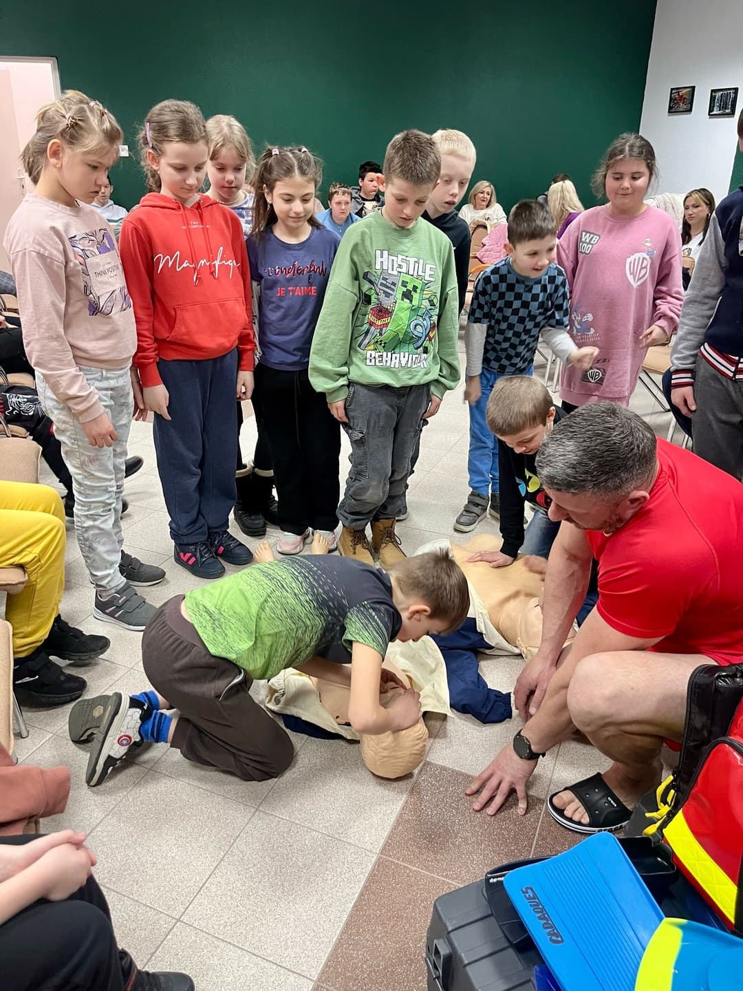Poznajemy pracę ratownika wodnego | Dzieci podczas pokazu sztucznego oddychania.jpg