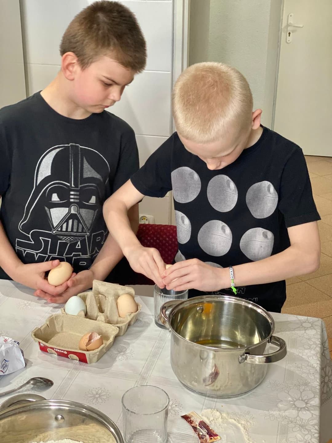 Trening samodzielności w Internacie | Dwóch chopców obiera jajka ze skorupki.jpg