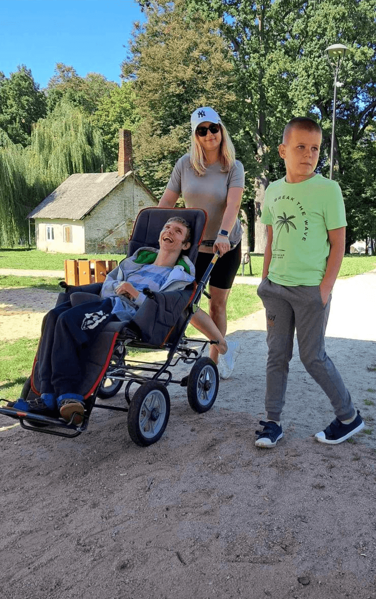 Spacer po parku w poszukiwaniu jesieni | Absolwent szkoły poruszający się na wózku, spaceruje z nauczycielem. ciesząc się z wycieczki..png