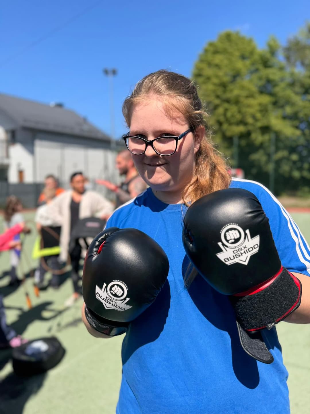 Spotkanie z instruktorem i trenerem sportów walki | GŁÓWNE Uczennica w rękawicach bokserskich.jpg