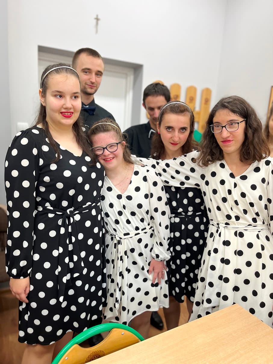 Świętujemy Dzień Edukacji Narodowej | Grupa uśmiechniętych uczniów pozuje do zdjęcia .JPG