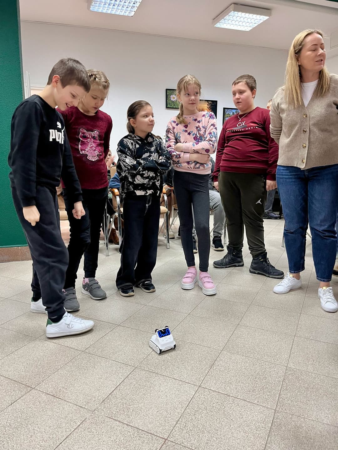 ROBOTYKA | Uczniowie ogladaja robota z klocków.jpg