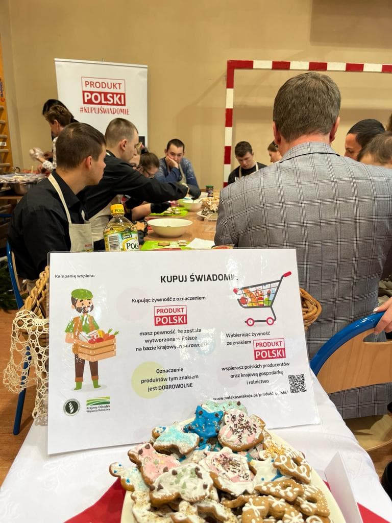 Świątecznych wspomnień czar… | Plakat-kupuj świadomie na stole z ciastkami.jpg