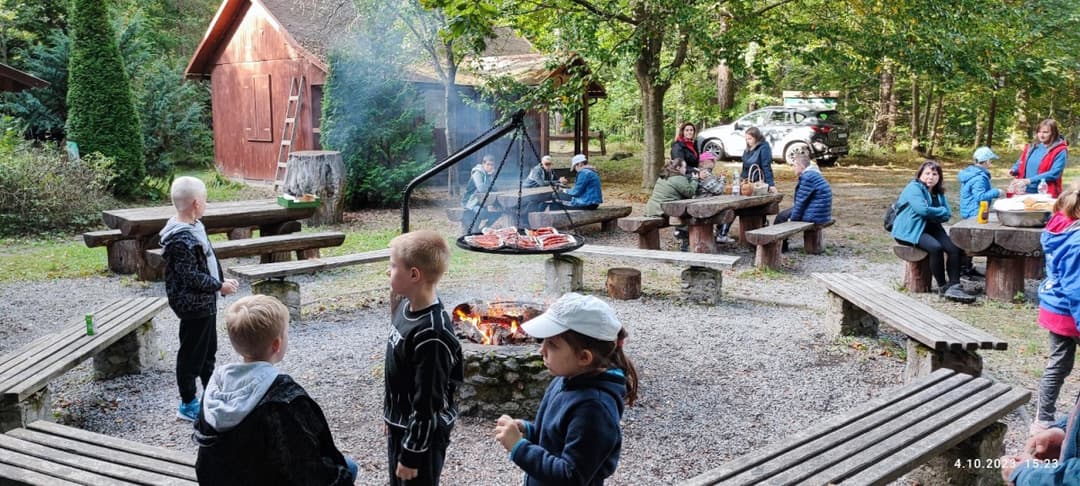 W rezerwacie przyrody Jedlina | dzieci pieką kiebaski w tle leśniczówka.jpg