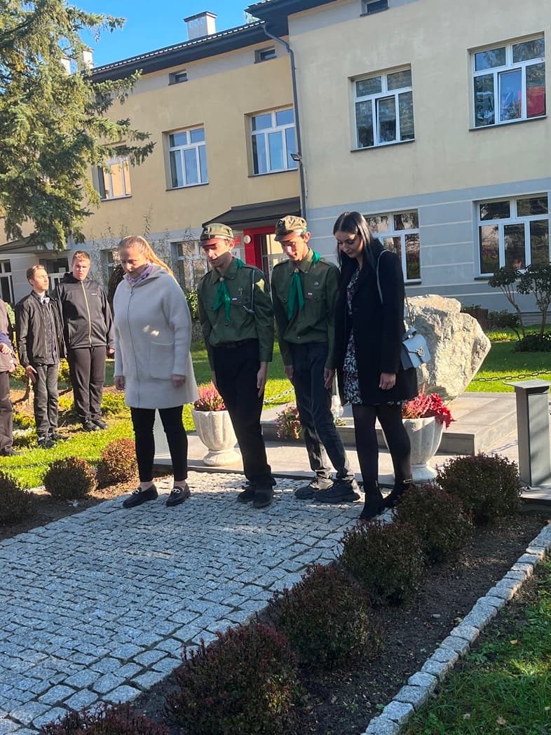 DZIEŃ PAPIESKI | Harcerze i rodzice przed obeliskiem poświęconym Janowi Pawławi II .jpeg