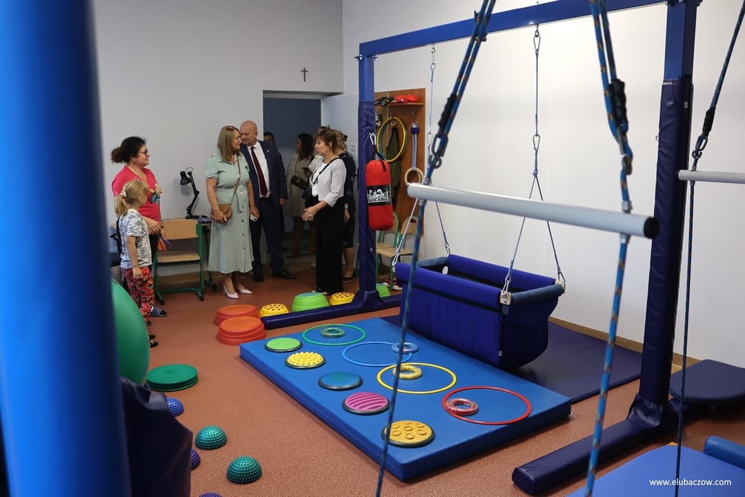 „Przyjazna przystań” | Urzadzenia w sali integracji sensorycznej, w tle goście.jpg