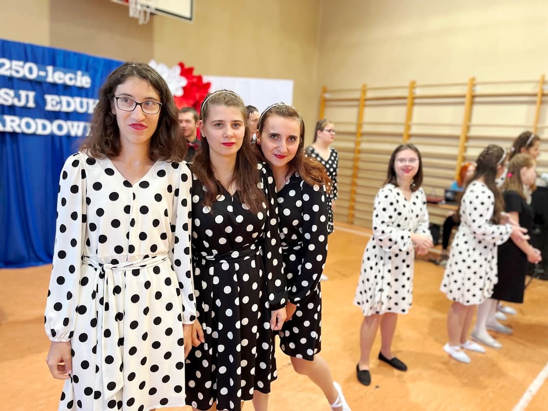 Świętujemy Dzień Edukacji Narodowej | Uczenice w sukienkach w czarno-białe grochy usmiechają się do zdjęcia.JPG