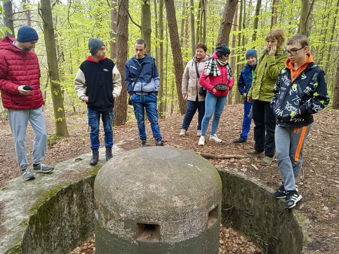 Wyprawa szlakiem bunkrów II wojny światowej | GŁÓWNE Uczniowie stoją nad betonowym obiektem.jpg