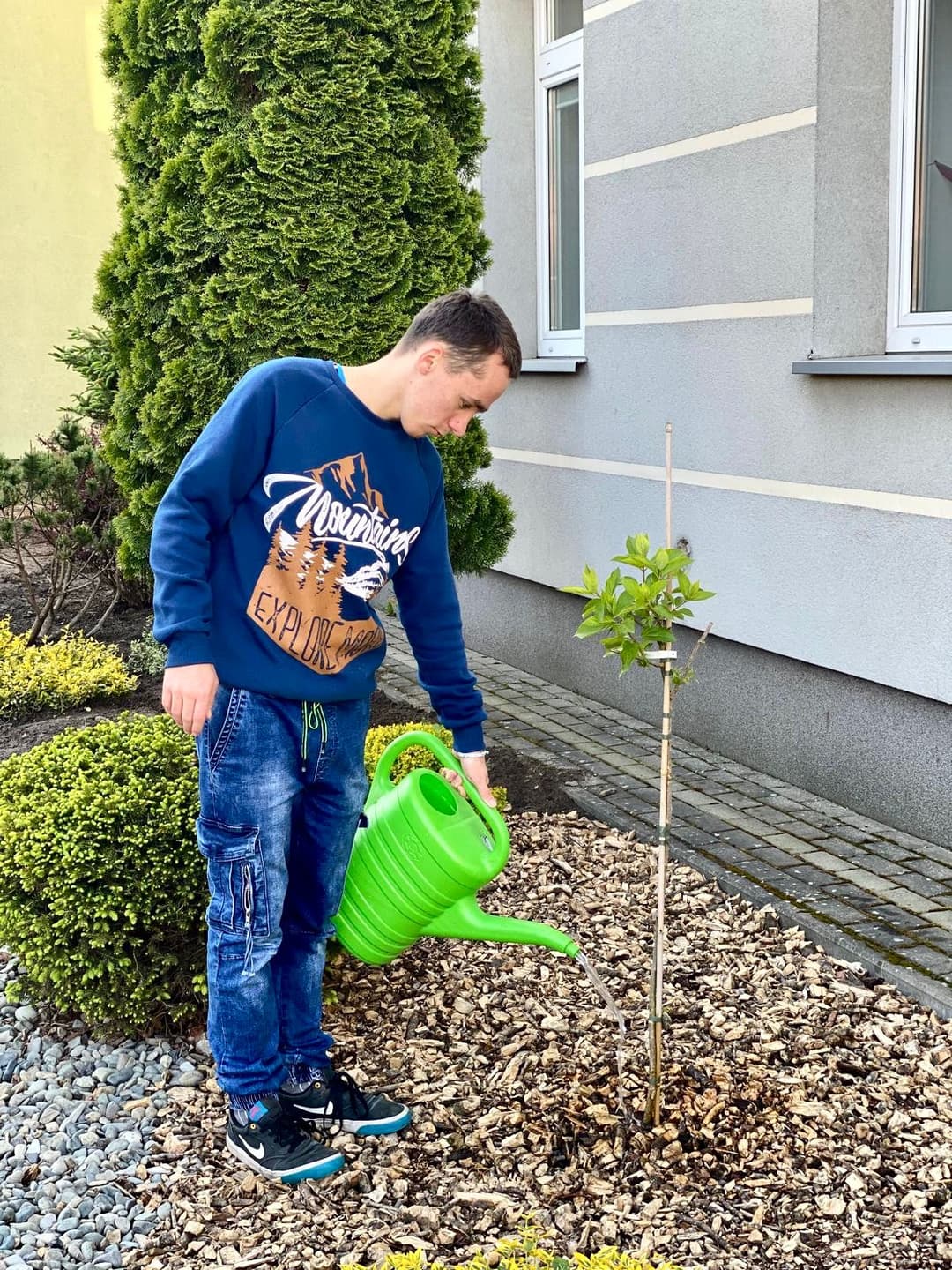 Trening samodzielności w Internacie | Chłopiec podlewa rosliny wodą.jpg