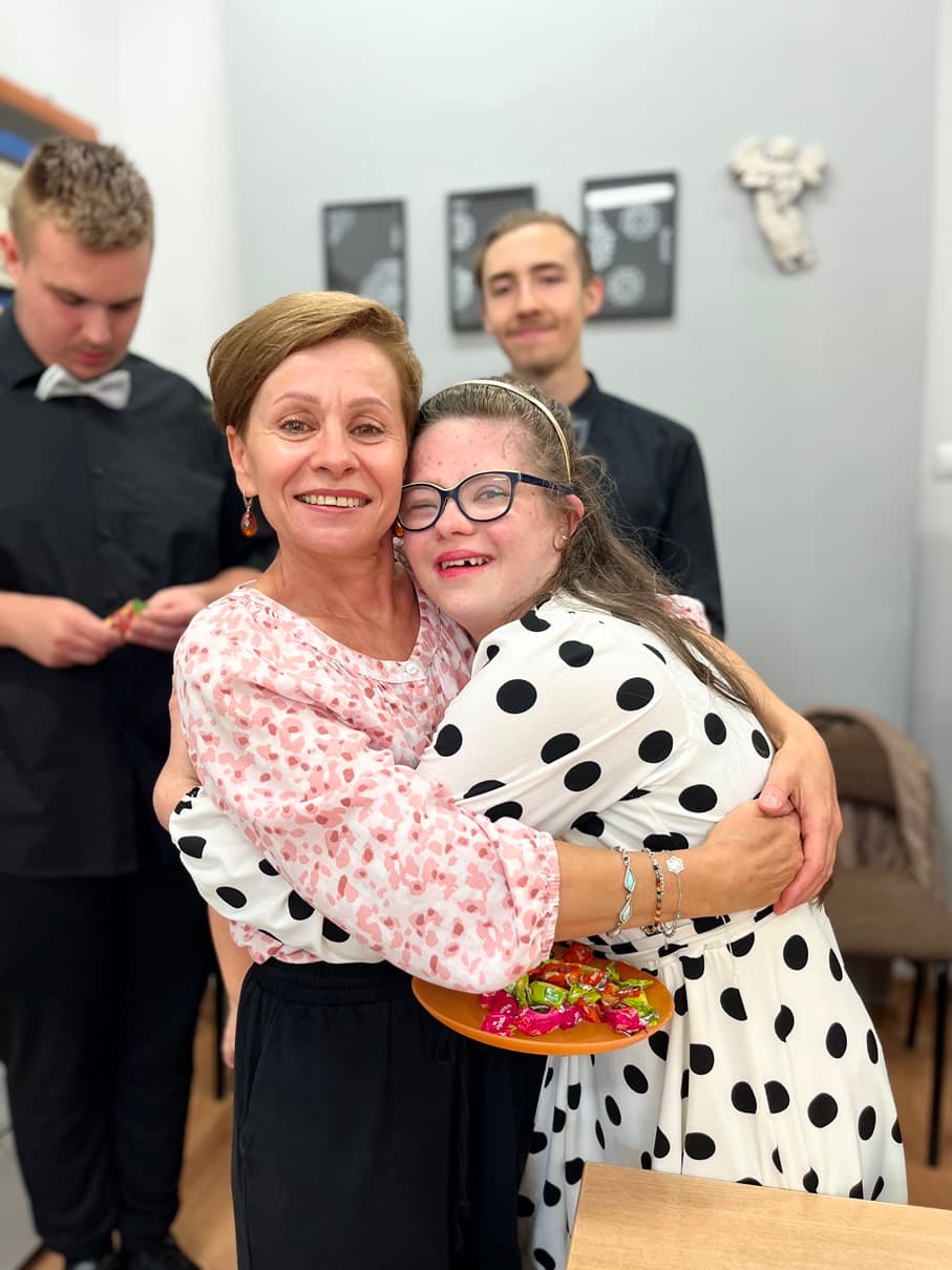 Świętujemy Dzień Edukacji Narodowej | Uczennica przytula się do nauczycielki.JPG