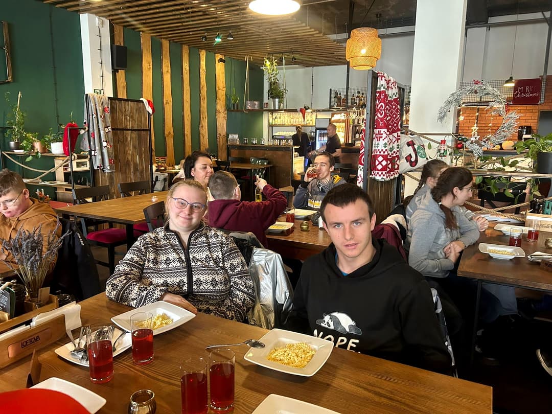 Szklane dziedzictwo Krosna | Uczęń i uczennica w restauracji.jpg