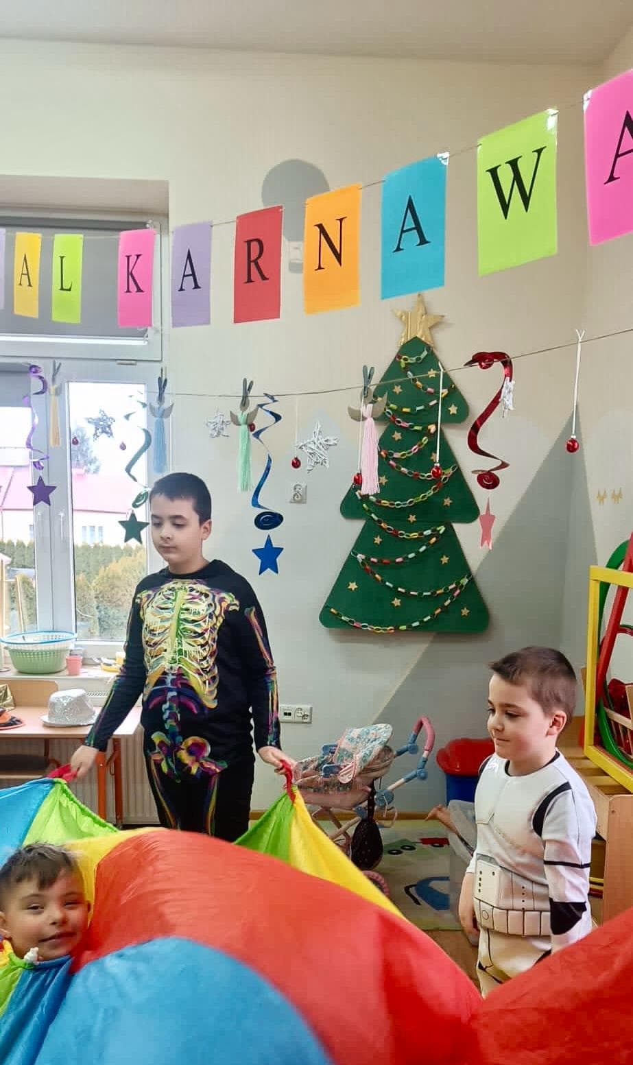 Karnawałowe spotkania | Dzieci podczas zabawy z kolorową chustą.jpg