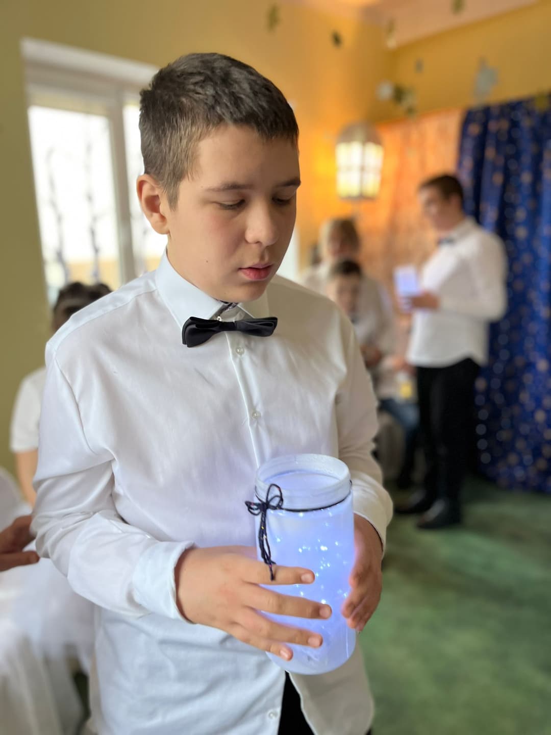 Taniec NOEL | Chłopiec w białej koszuli z lampionem.jpg