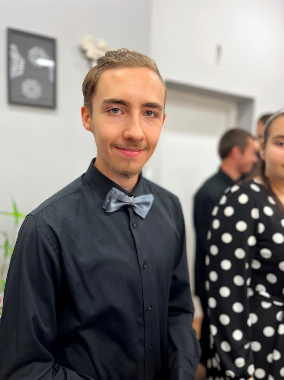 Świętujemy Dzień Edukacji Narodowej | Uśmiechnięty uczeń w czarnej koszuli i szarej muszce .JPG