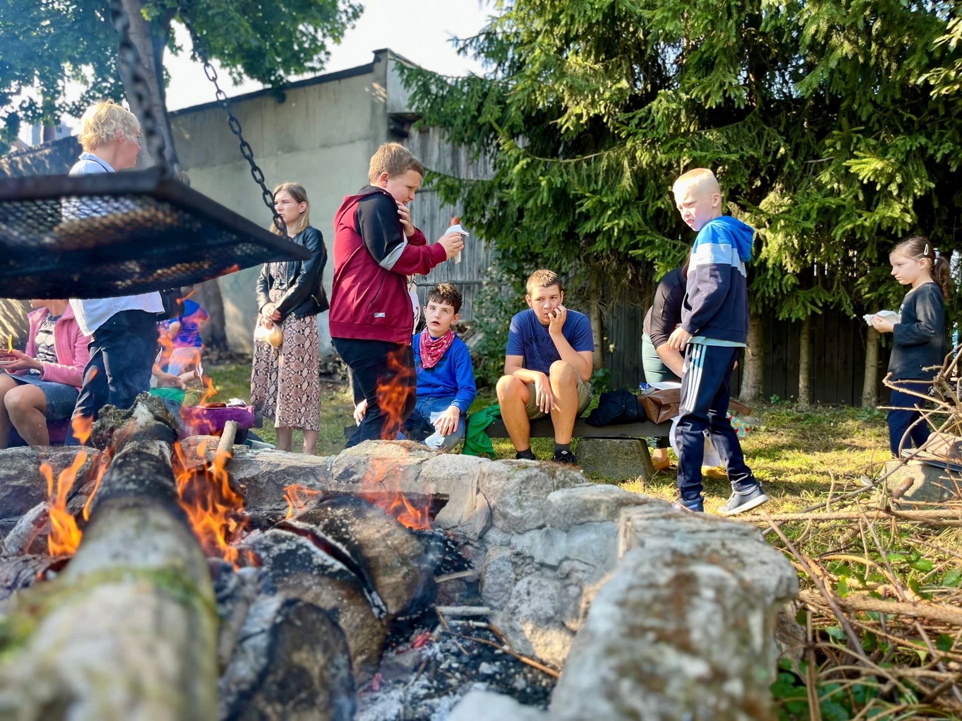 Święto Pieczonego Ziemniaka | GŁÓWNE_Uczniowie przy ognisku.jpg