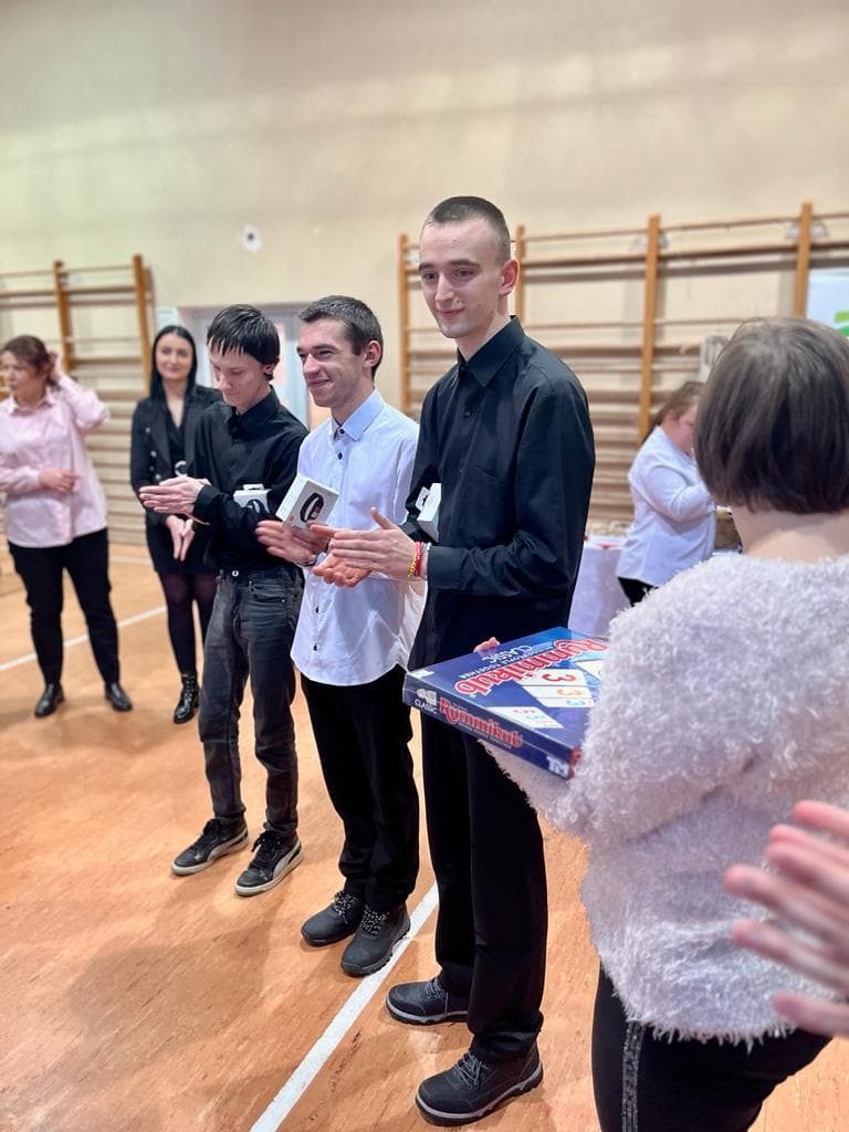 Świątecznych wspomnień czar… | Uczniowie odbierają nagrody.jpg