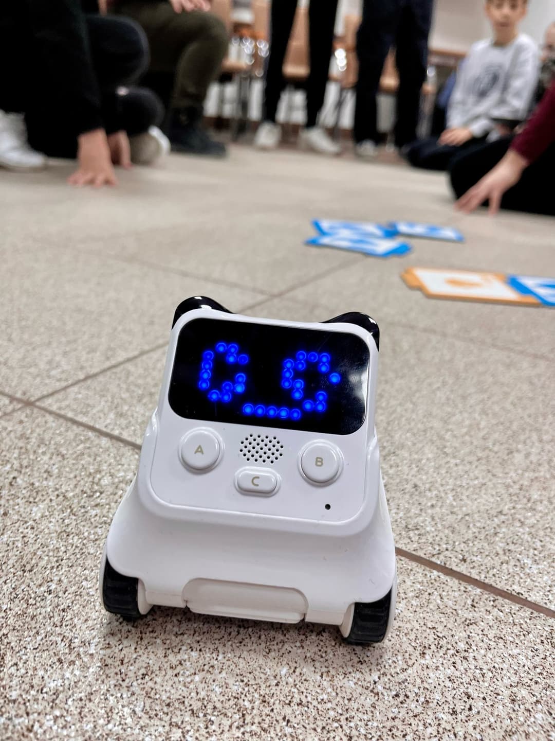 ROBOTYKA | Biało czarny mini robot z klocków lego.jpg