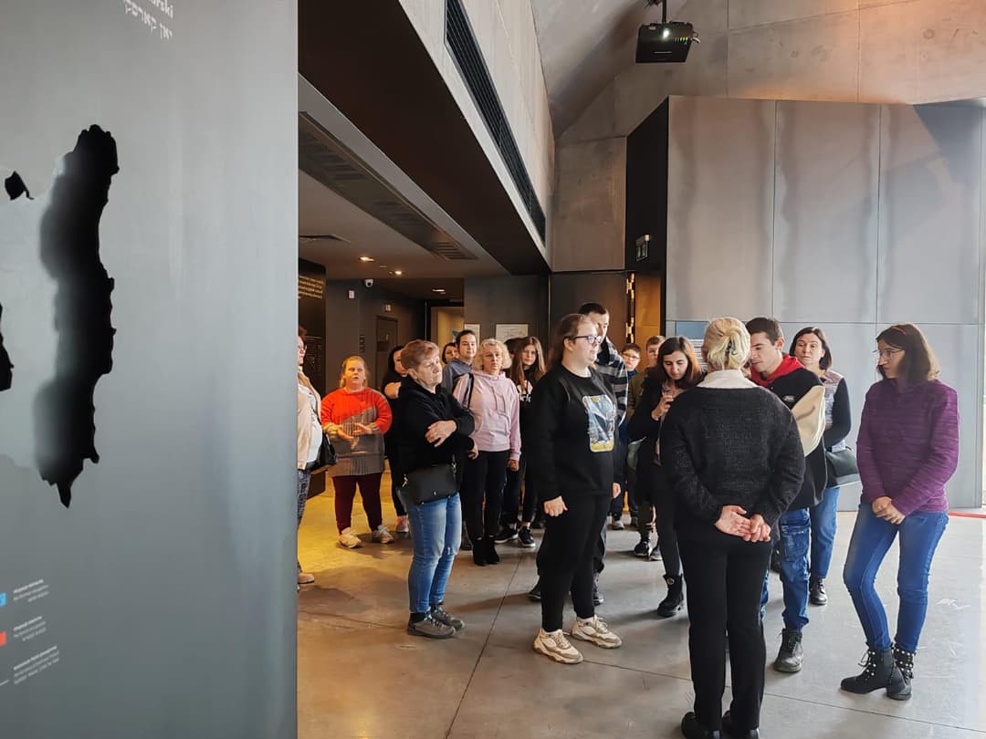 Muzeum w Markowej | Uczniowie podczas zwiedzania muzeum.jpg