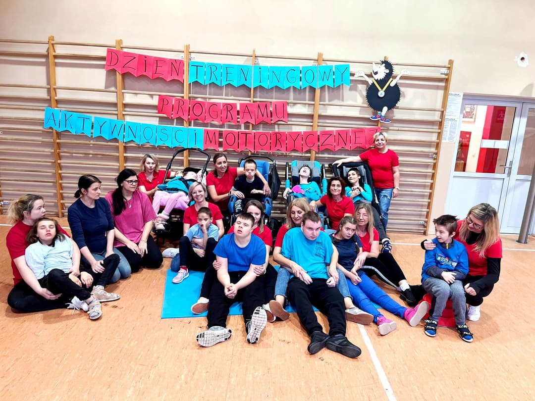 Dzień treningowy | Zdjęcie grupowe wszystkich uczestników zawodów sportowych.jpg