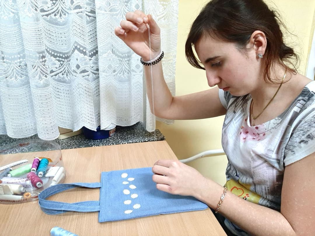 Zajęcia krawieckie w internacie | Dziewczyna szyje torbę.jpg