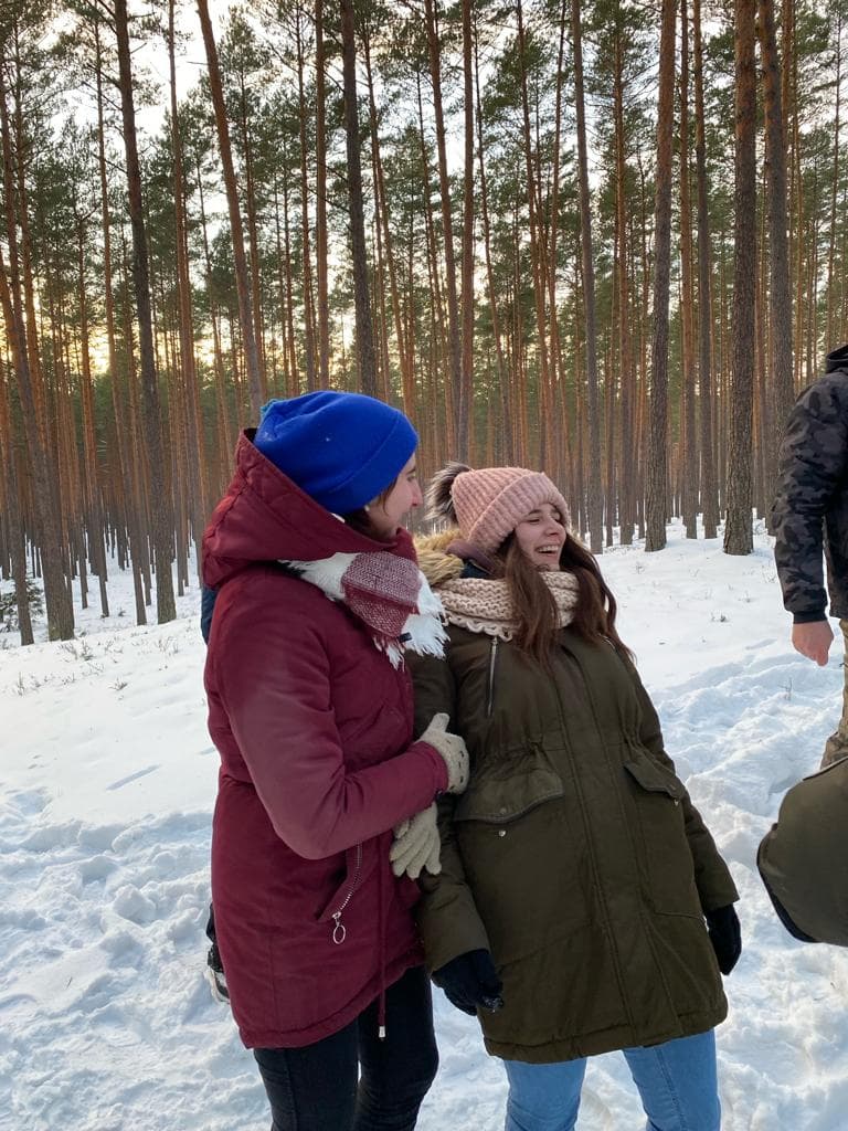 Kulig | Dwie uśmiechnięte dziewczyny, w tle śnieg.jpg