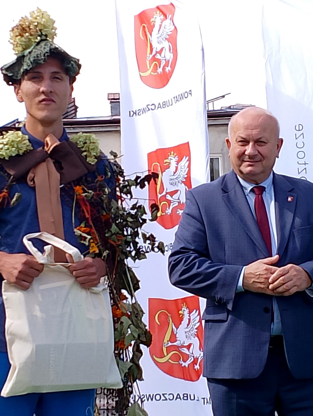 I miejsce dla Marka na EKOfestiwalu | 2. Uczeń Marek Tapper odbiera nagrodę od starosty lubaczowskiego.jpg