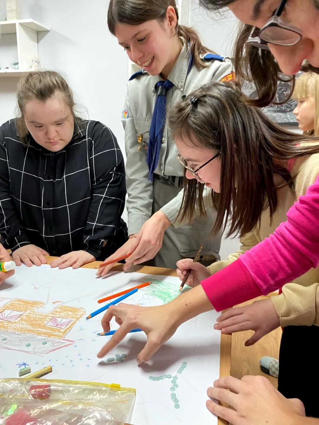 Spotkanie z Harcerzami | Dziewczyna z harcerzem rusują na dużym kartonie (2).jpg