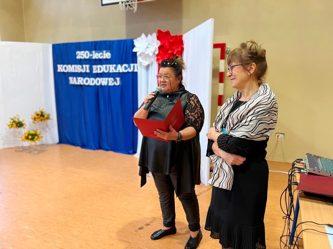 Świętujemy Dzień Edukacji Narodowej | Dwie kobiety na scenie z mikrofonem.JPG