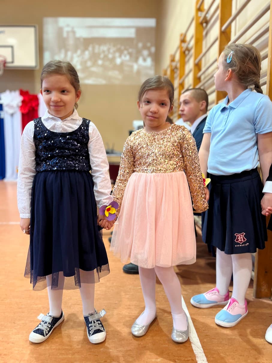 Świętujemy Dzień Edukacji Narodowej | Dwie uśmiechnięte dziewczynki trzymają się za ręce.JPG