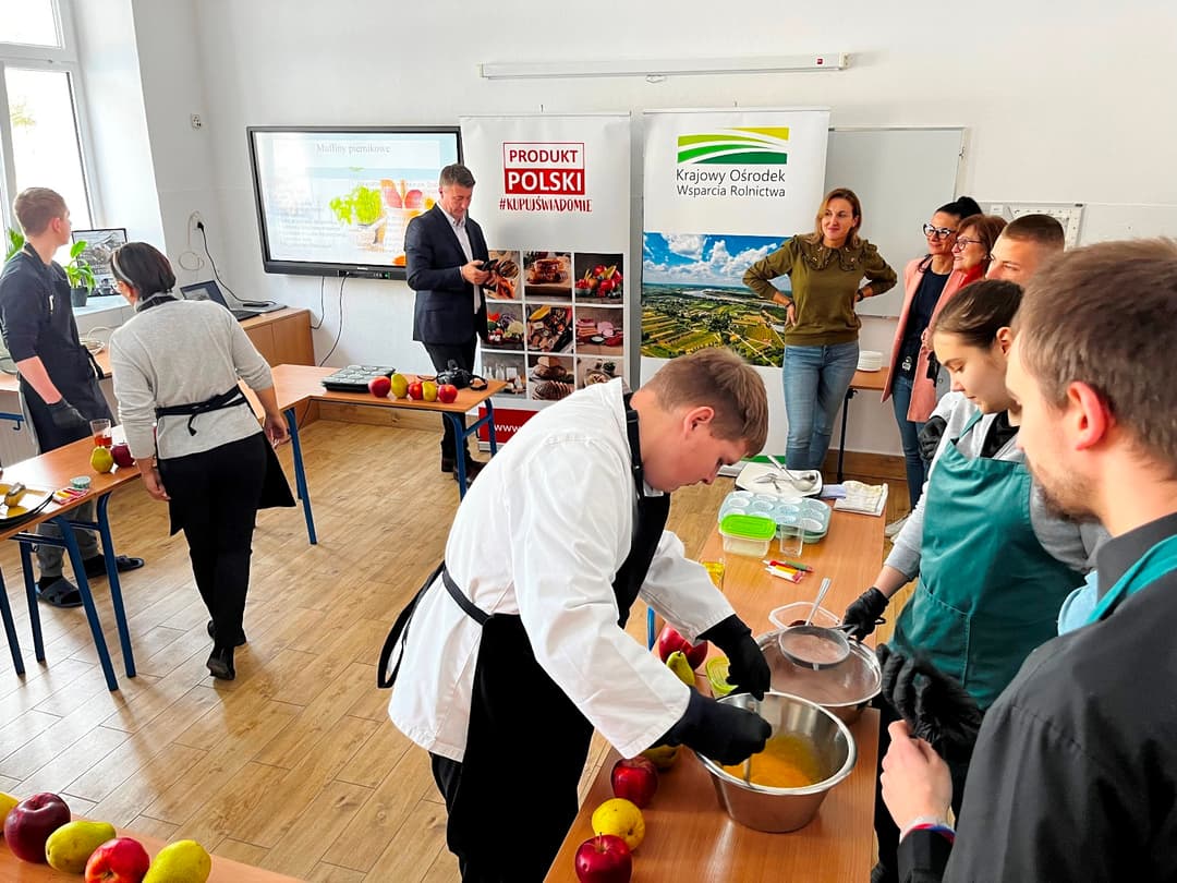 Przedświąteczne warsztaty kulinarne | Uczestnicy warsztatów kulinarnych podczas pracy.JPG