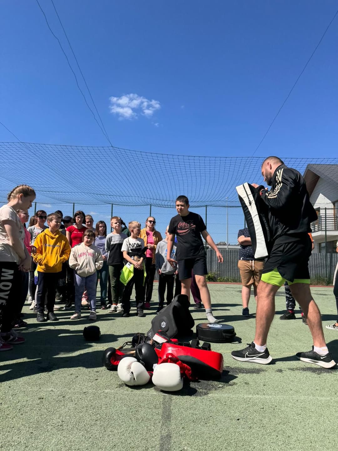 Spotkanie z instruktorem i trenerem sportów walki | Trener prezentuje uczniom sprzęt do walki.jpg