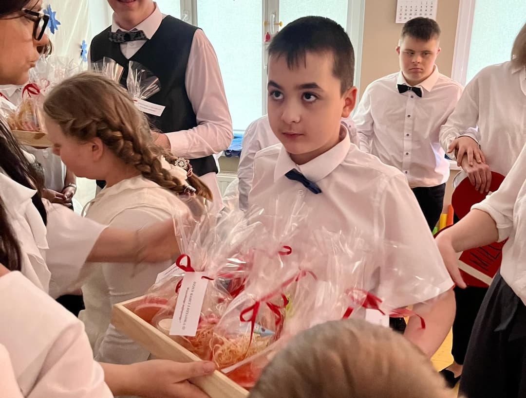 Między światłem, a ruchem… | Uczeń rozdaje upominki dla bliskich.jpg