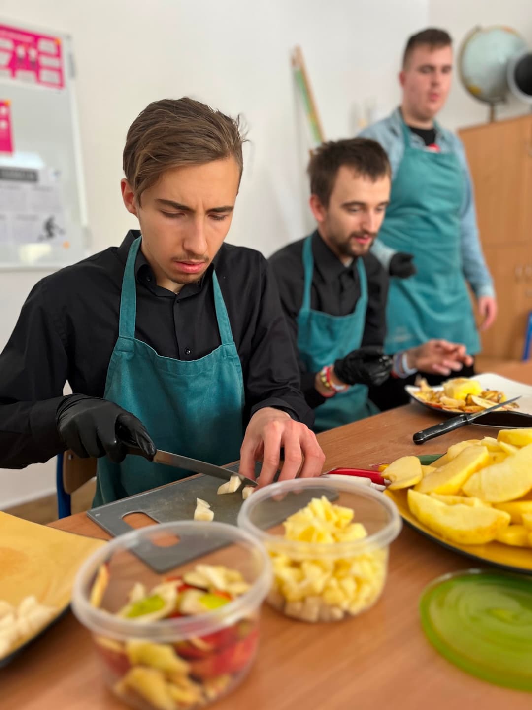 Przedświąteczne warsztaty kulinarne | Uczniowie kroją jabłka.JPG