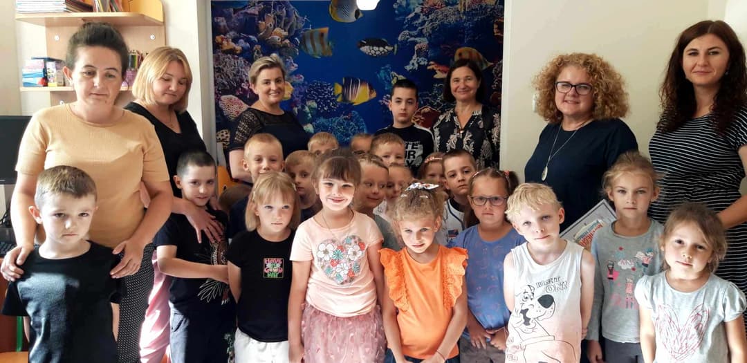 Integracyjne zajęcia w "Krainie uśmiechu" | Grupa dzieci i nauczycieli pozuje do zdjecia.jpeg