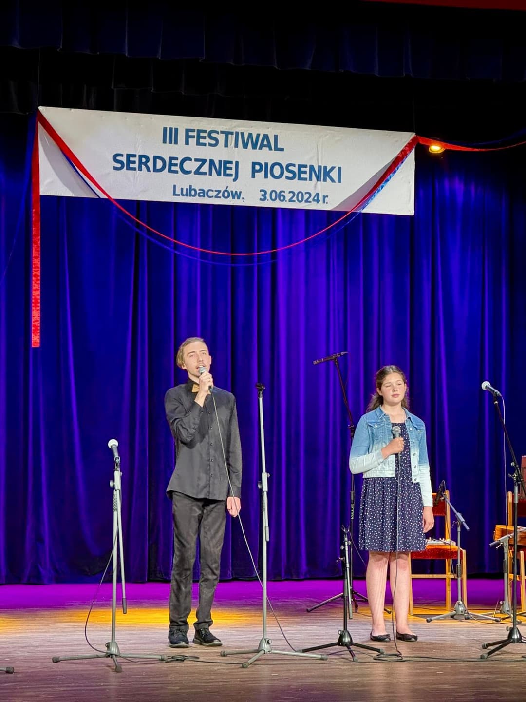 III Festiwal Serdecznej Piosenki | Chłopiec i dziewczyna śpiewają na scenie.jpg