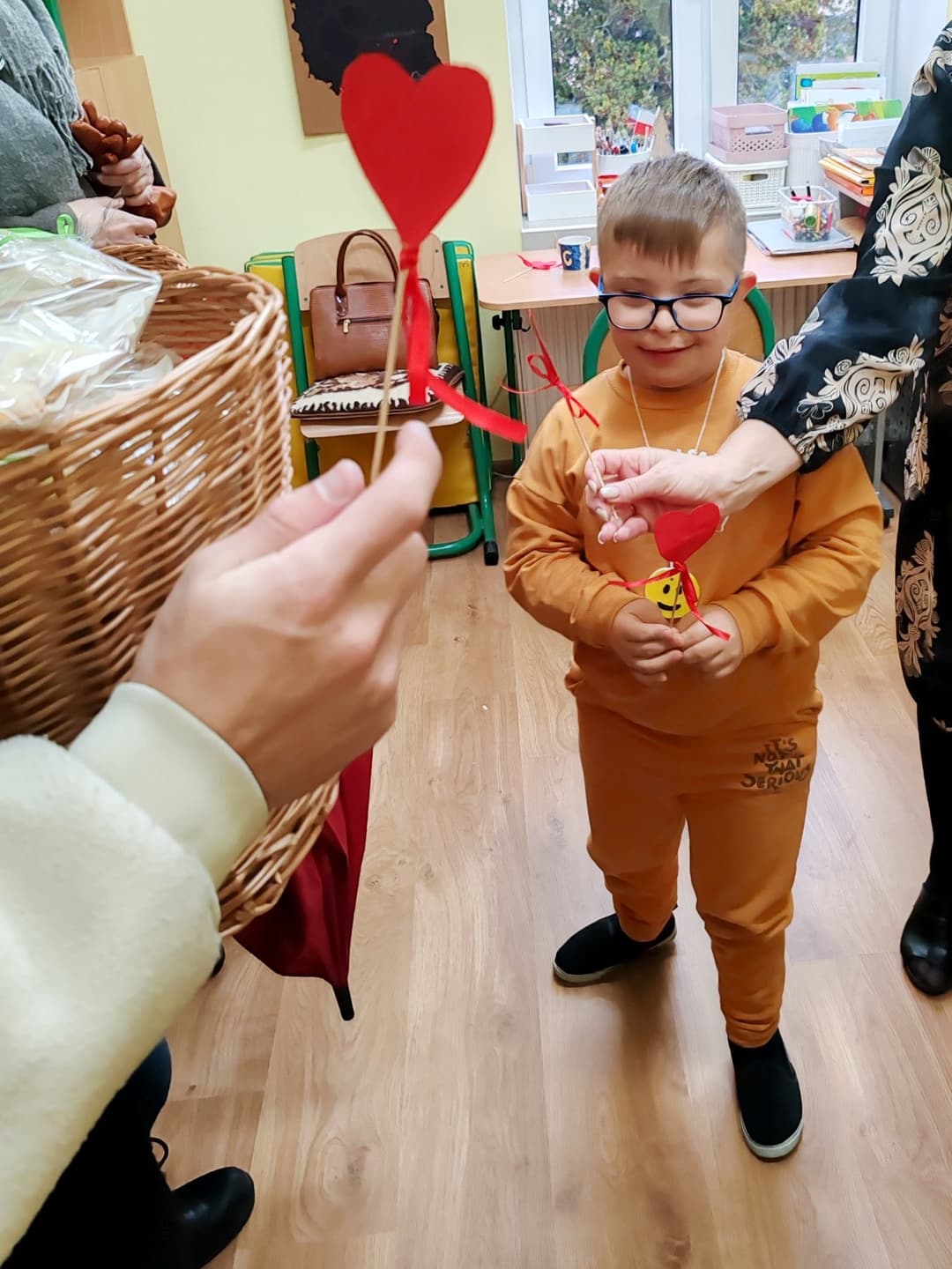Dzień Życzliwości i Pozdrowień | Chłopiec uśmiecha się na widok serduszka.jpg