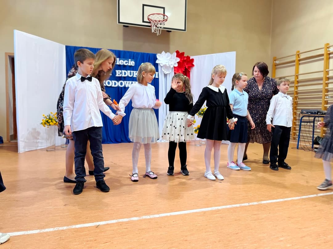 Świętujemy Dzień Edukacji Narodowej | Dzieci na scenie przygotowują się do występu.JPG