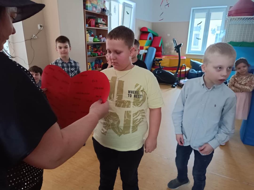 Zaczarowany dzień. | chłopiec przebija szpilka serce z imionami.jpg