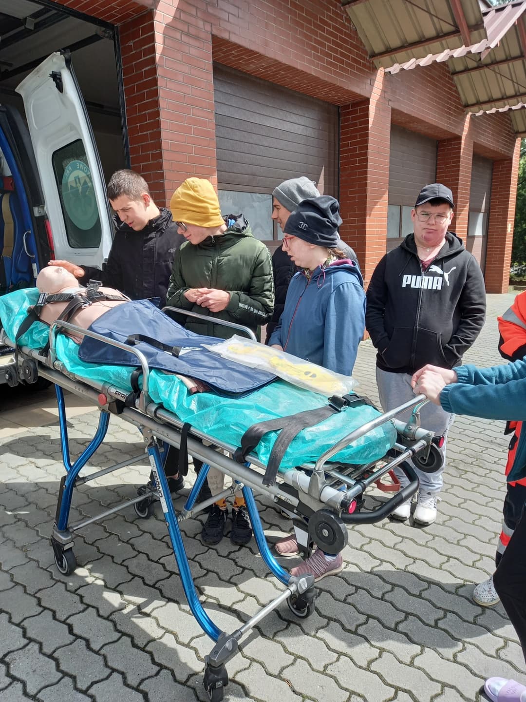 Zawody, które ratują życie | Uczniowie przy noszach ratunkowych.jpg