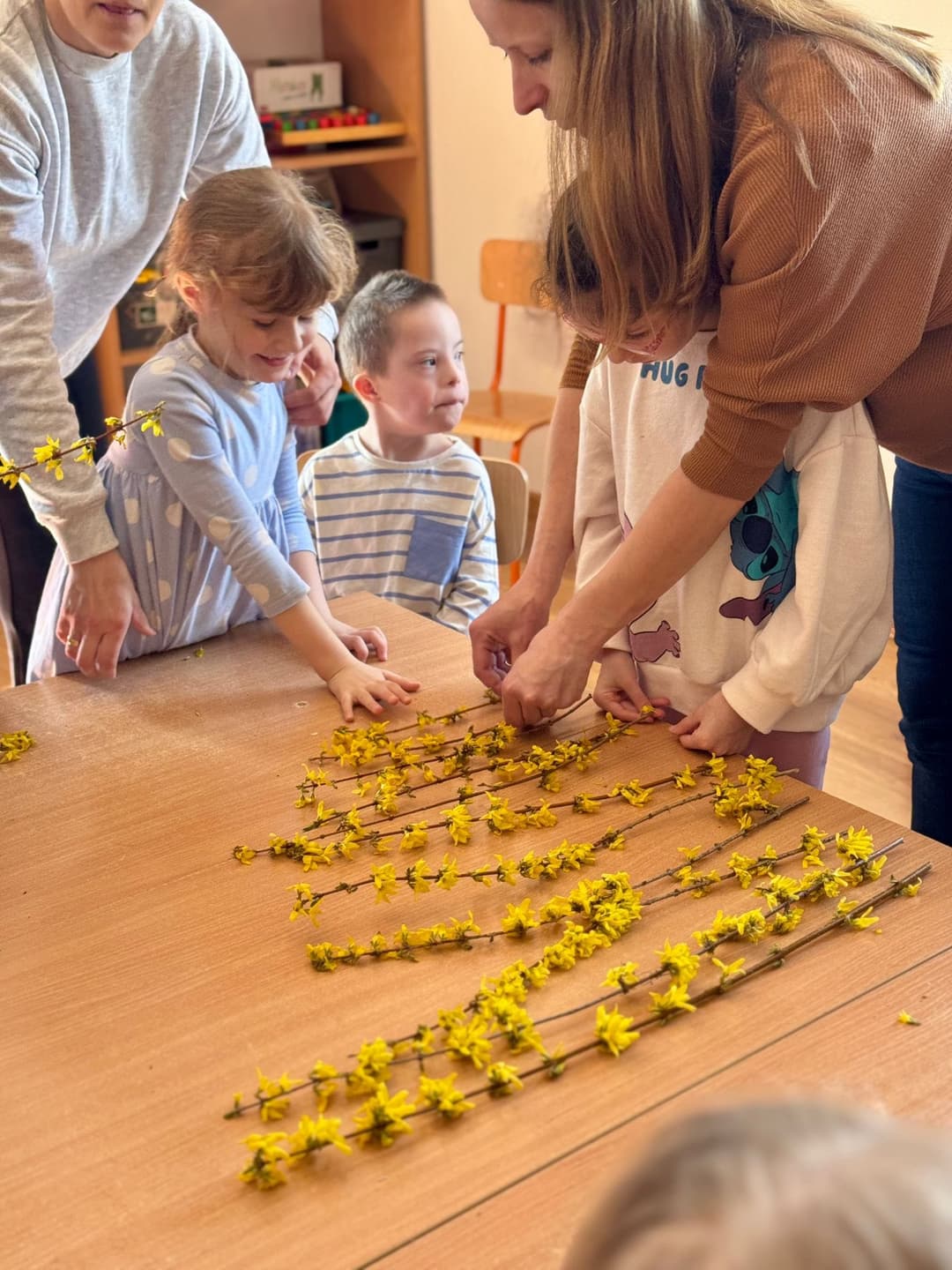 Rosnę z matematyką | Dzieci porównują długość gałązek forsycji.jpg
